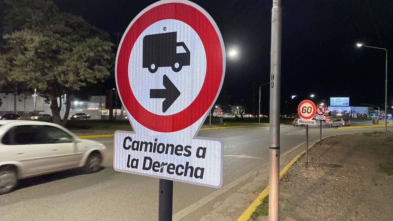 Señal de tránsito vial que indica desvío de camiones hacia la derecha.