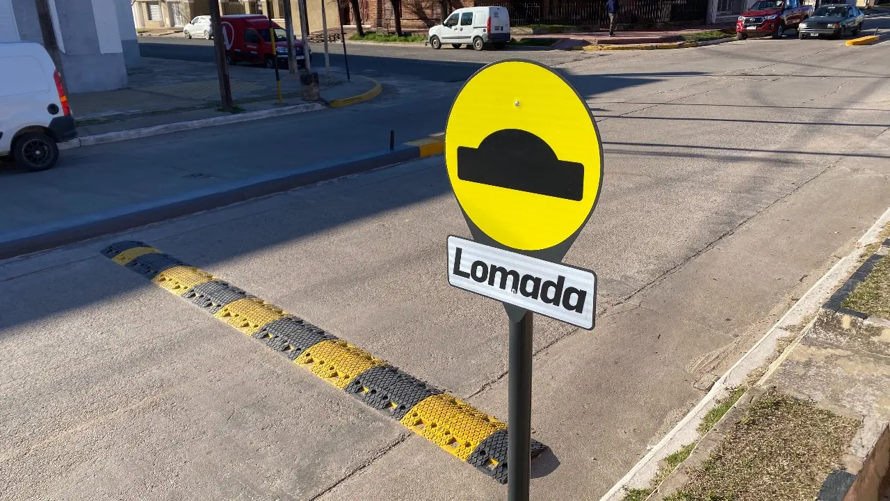 Señal vial preventiva que indica una lomada o lomo de burro en la vía.