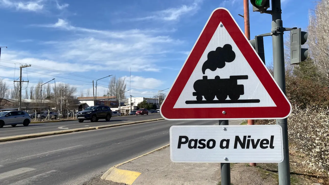Señal de tránsito que advierte cruce ferroviario o paso a nivel sin barrera.
