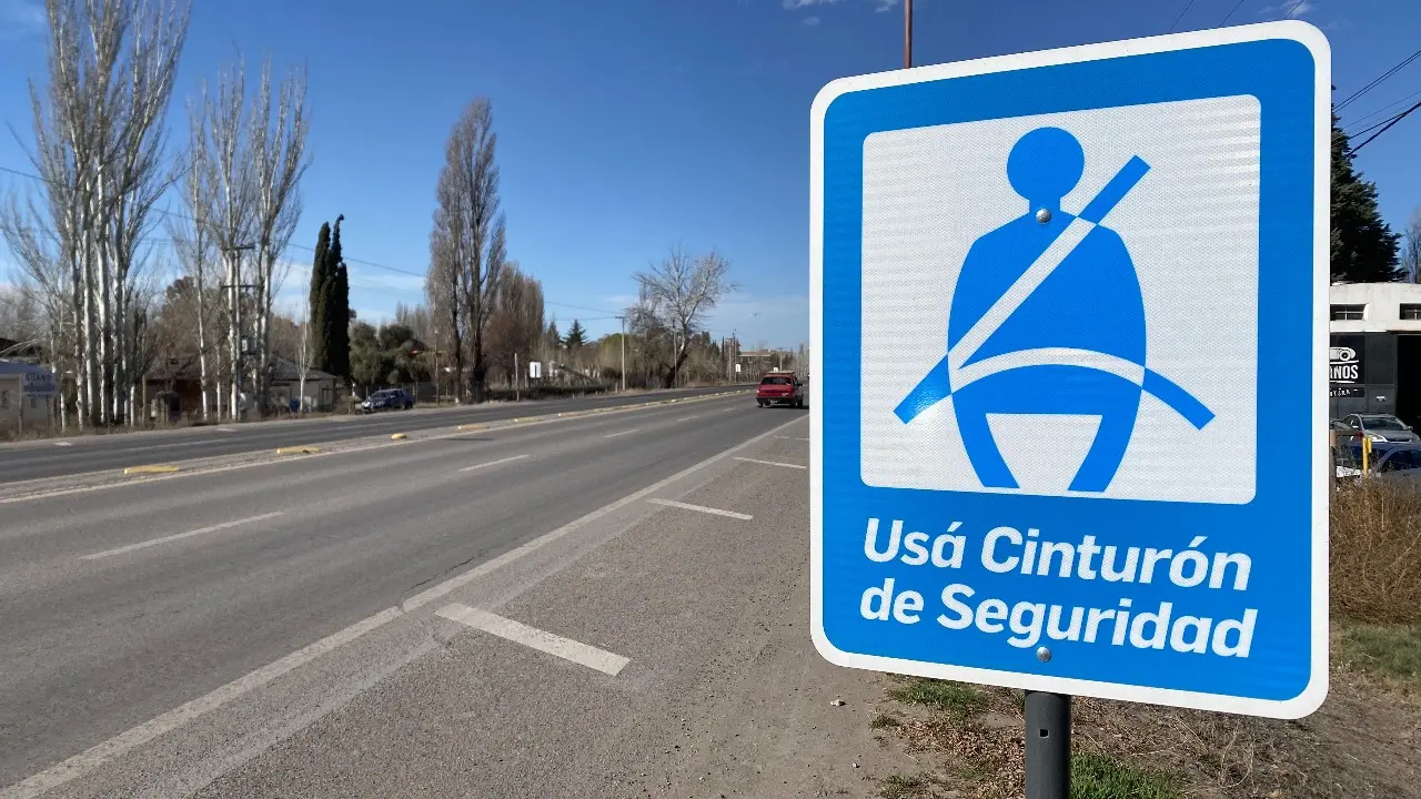 Señal vial que indica el uso obligatorio del cinturón de seguridad.